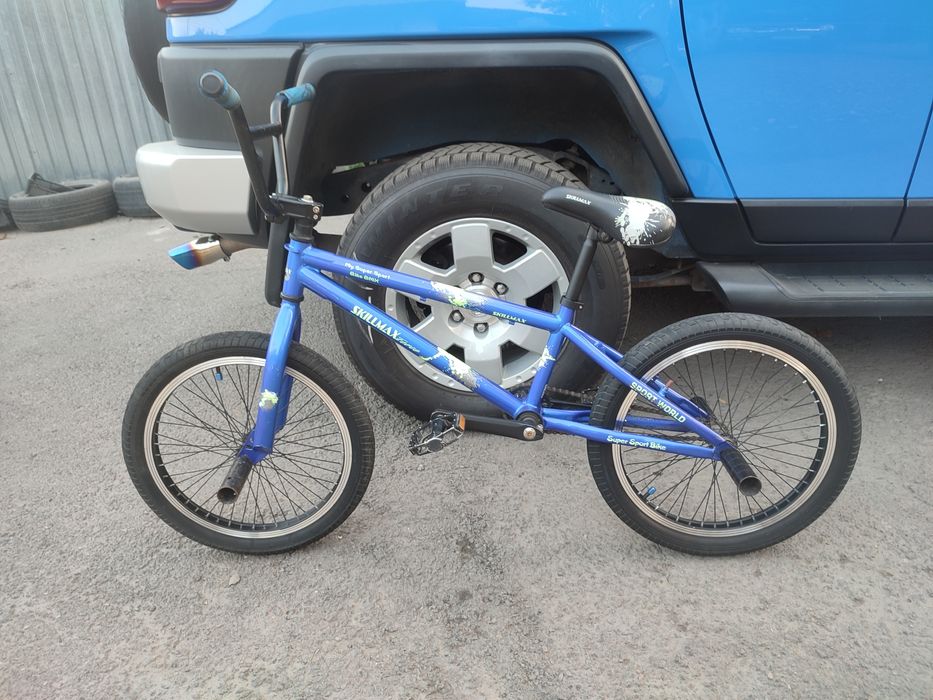 Велосипед BMX в хорошем состоянии.