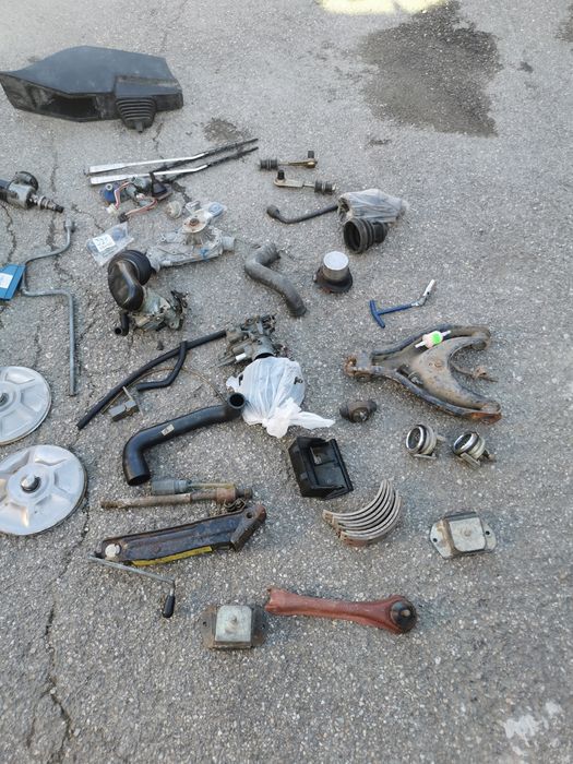 De vânzare mai multe piese de Dacia 1300