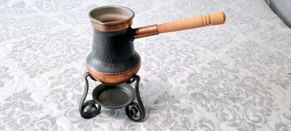 Предлагам ръчно изработено ново джезве със стойка за подгряване