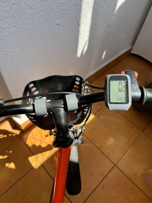 Bicicleta copii Btwin 16” inch, accesorizata cu vitezometru, claxon, cos depozitare si roti ajutatoare.