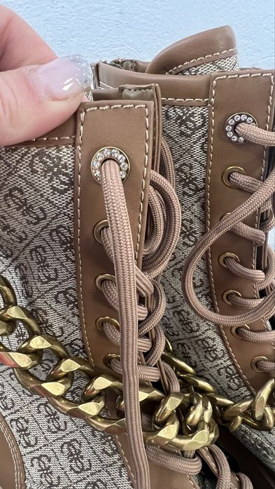 Ghete Guess maro cu lant detasabil