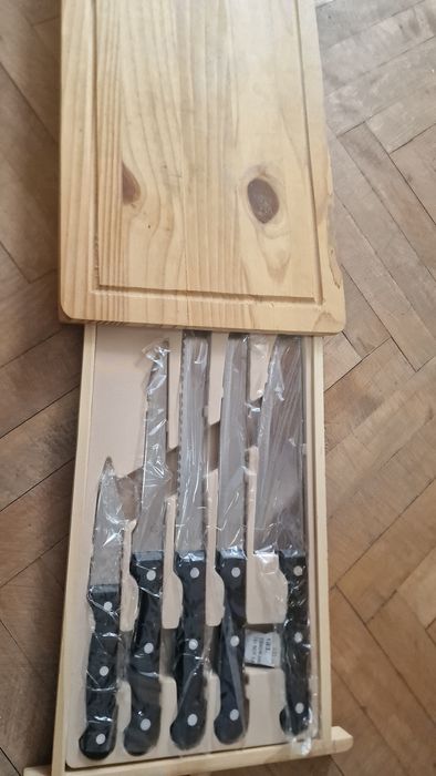 Tocător,cu tot cu tacâmuri