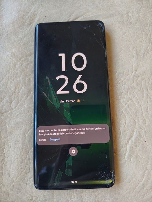 Motorola edge 40 neo, display spart puțin utilizat bateria tine f bine