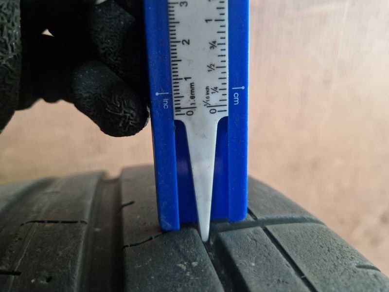 2 Pirelli R18 235/45
летни гуми
DOT3517