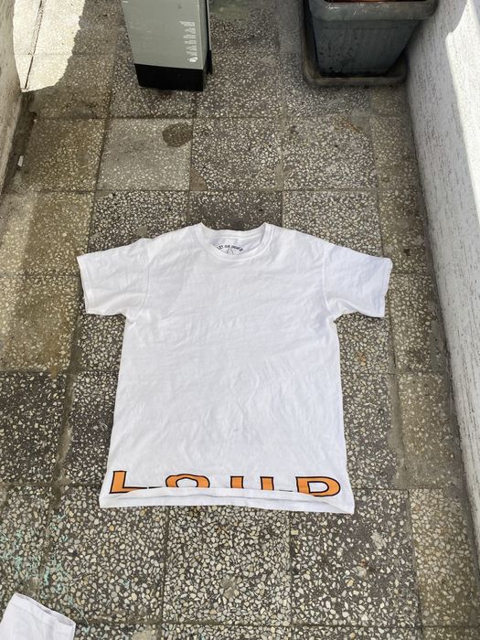 Бяла тениска с оранжева и зелена щампа на гърба