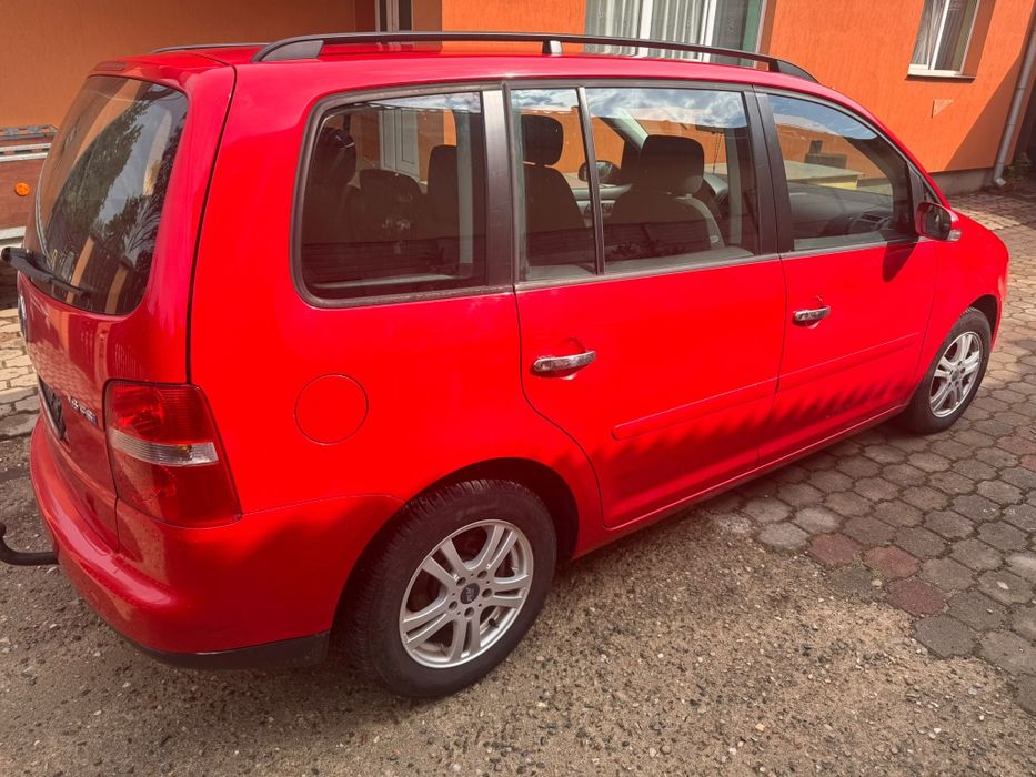 Vând Volkswagen Touran rosu
