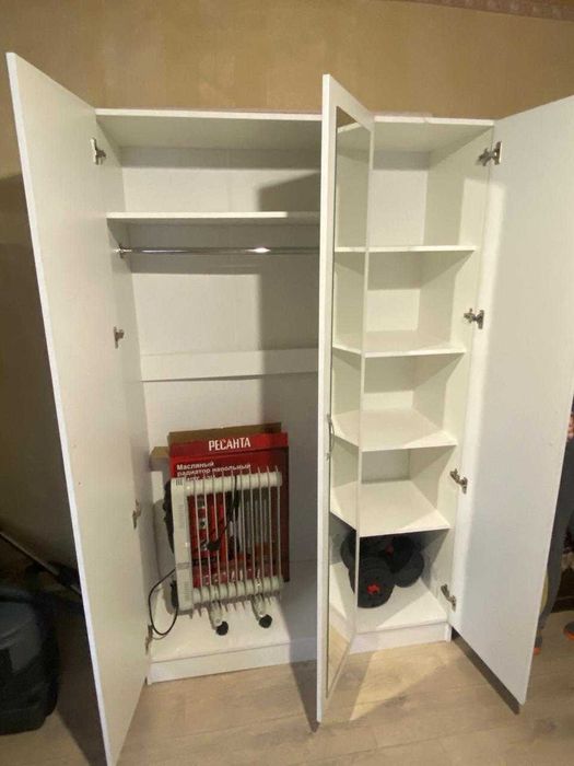 Шкаф белого цвета с зеркалом