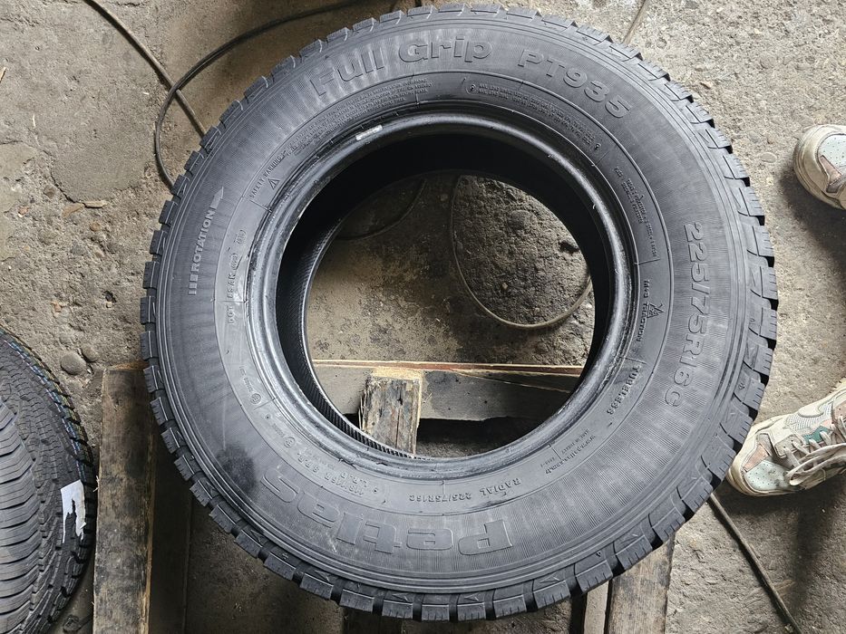 1 anvelope iarna 225 75 16C Petlas