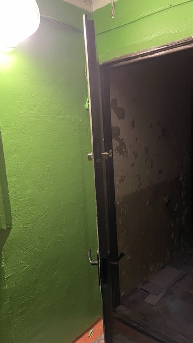 Входная дверь железная .