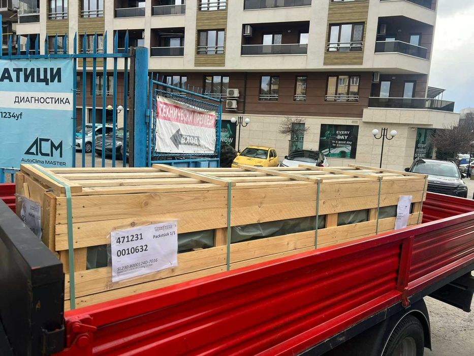 Предлага транспортни услуги със самосвал до 3,5 тона, оборудван с кран