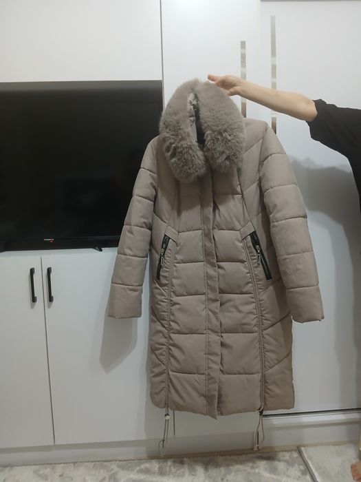 Uzun kurtka.bejeviy rang. Pochti kiyilmagan.