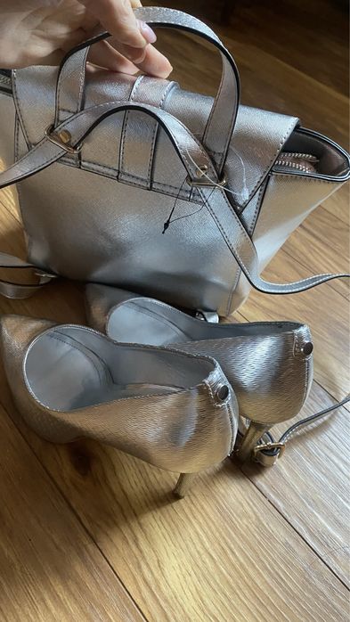 Сребристи чанта и обувки