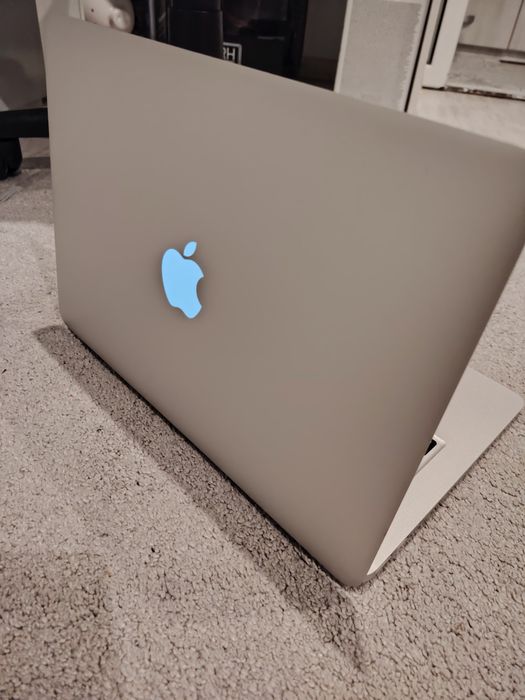 MacBook Air Intel i7 2.2 GHz Dual-Core
Intel UHD Graphics 630 1536 MB