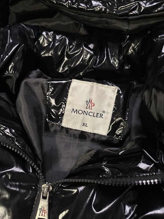 Geacă bărbați Moncler neagră, lucioasă cu glugă