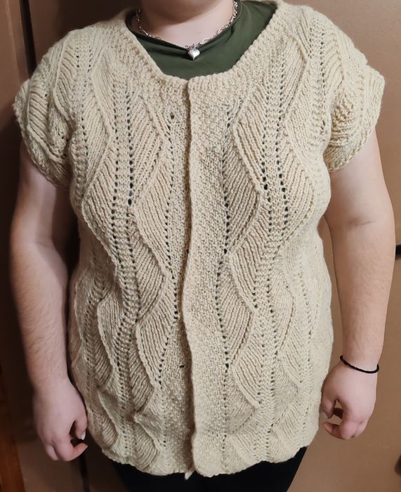 Ръчно плетен елек от естествена вълна