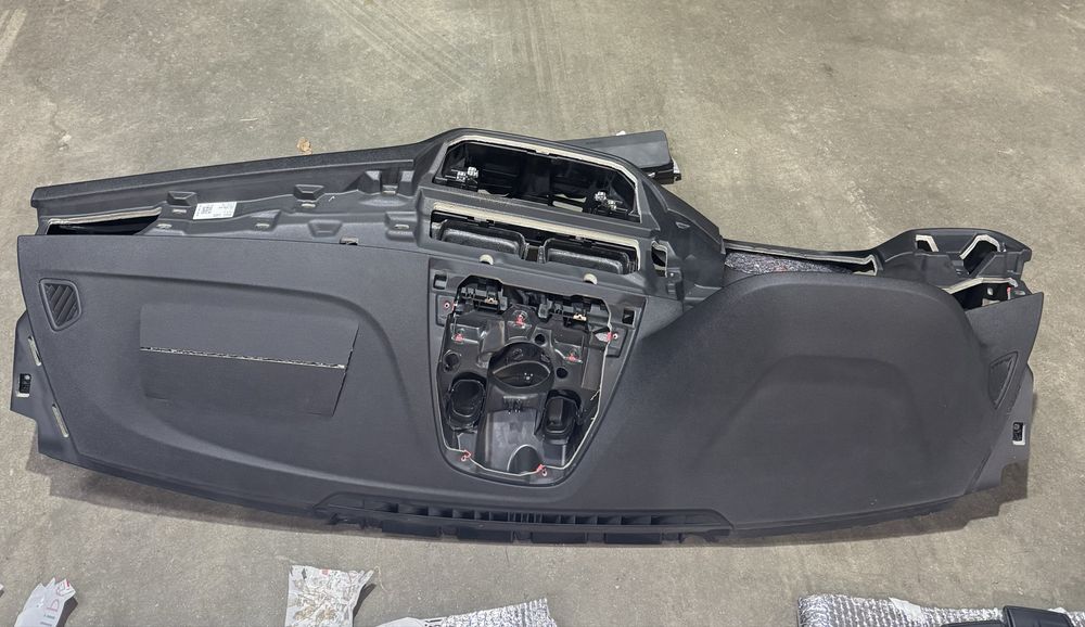 Vand plansa de bord 1550 ron / Bmw seria 5 g30 2020