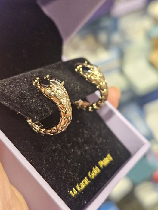 Златисти обеци змии – стилни и ефектни