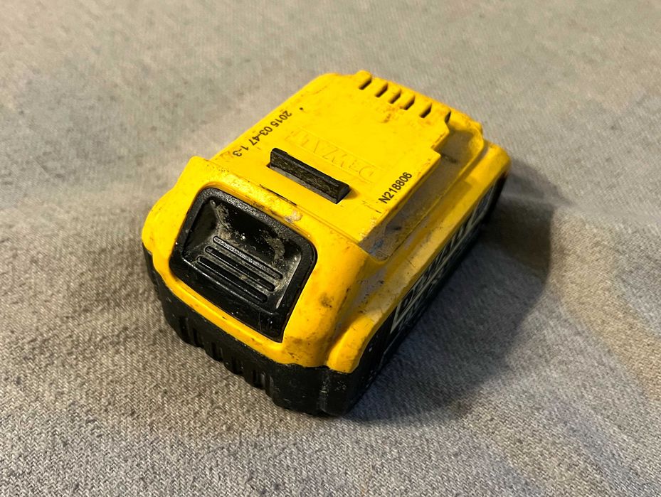 Baterie DeWalt DCB182 XR 18V 4Ah Li Ion defecta nu se incarca