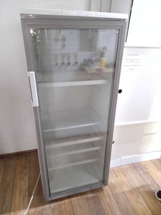 Продам витринный холодильник Бирюса