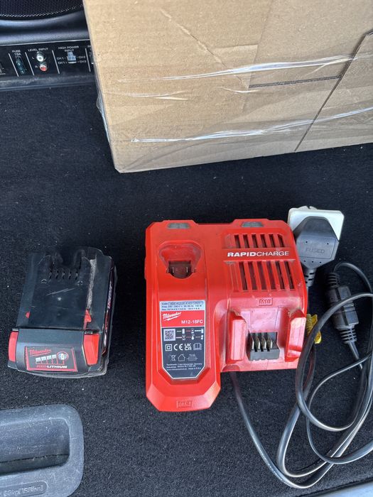 Millwakee incarcator fast si baterie 5 ah