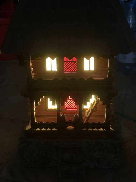 Decorațiune casa sculptată din lemn