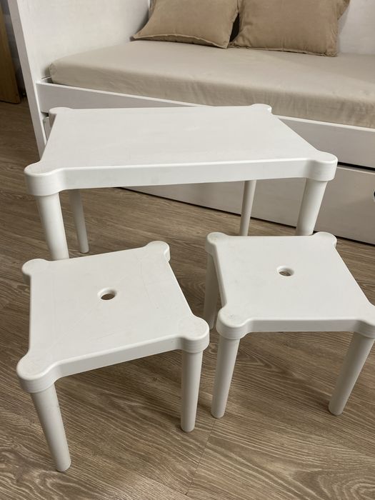 Детский стол и стулья