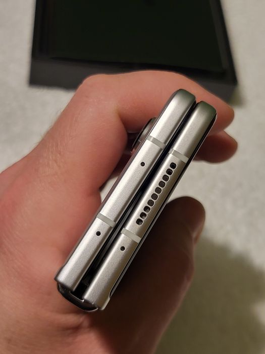 Samsung Galaxy Z Fold 3 - Beige 256 GB cu un mic defect