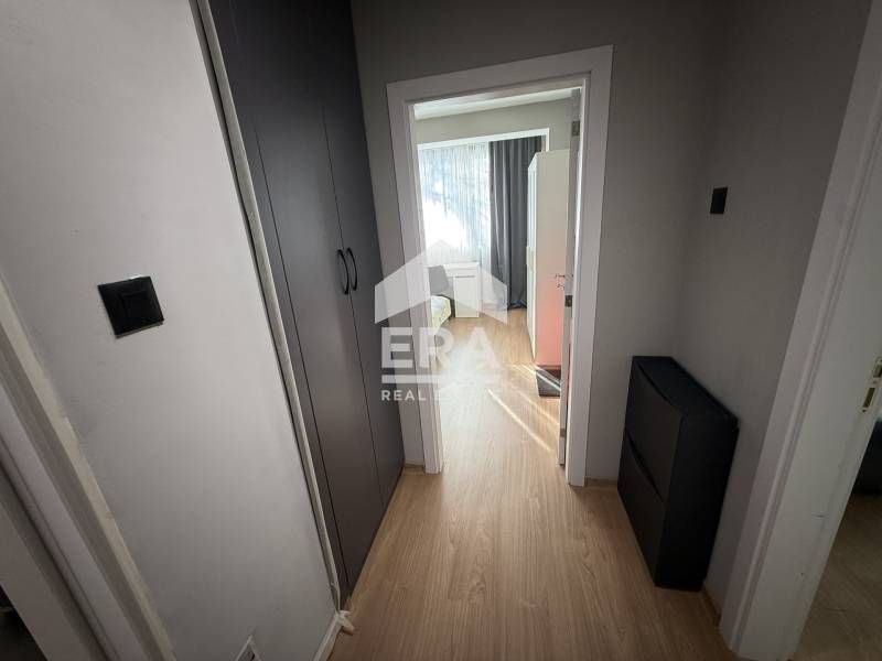 Тристаен, стилно обзаведен, югоизточен апартамент под наем, в тухлена