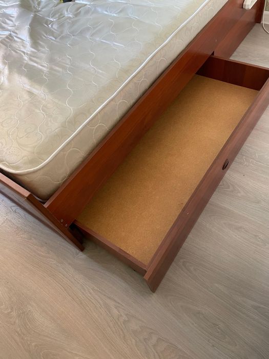 кровать двуспальная.