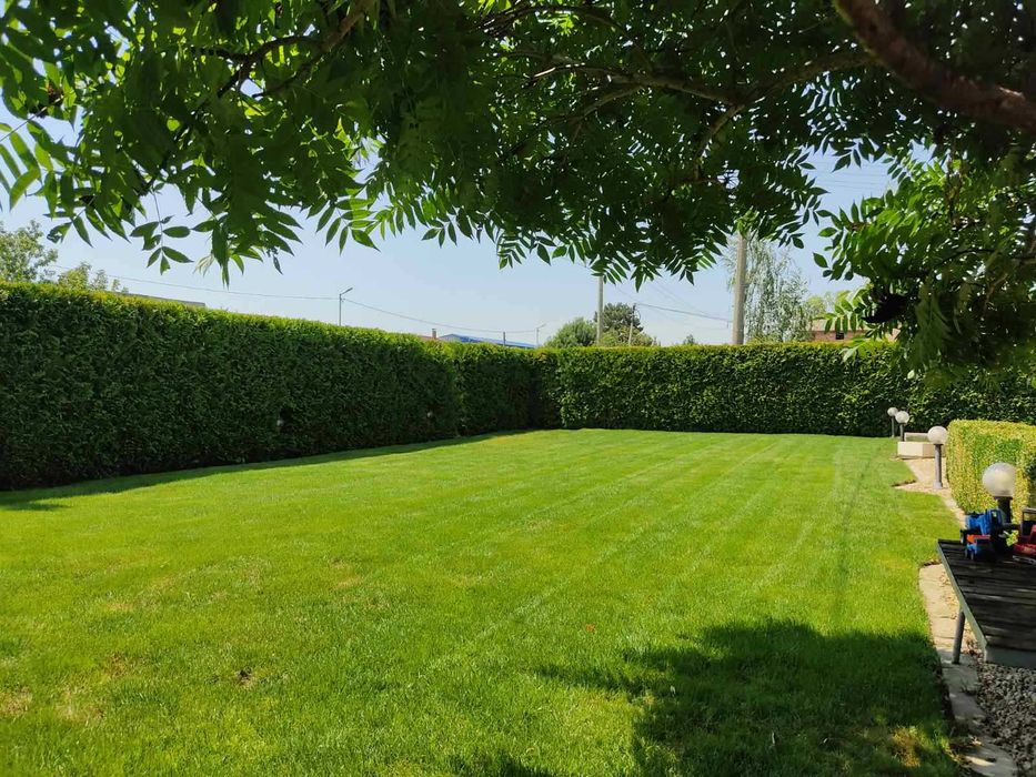 Хубава триетажна къща в с. Дончево