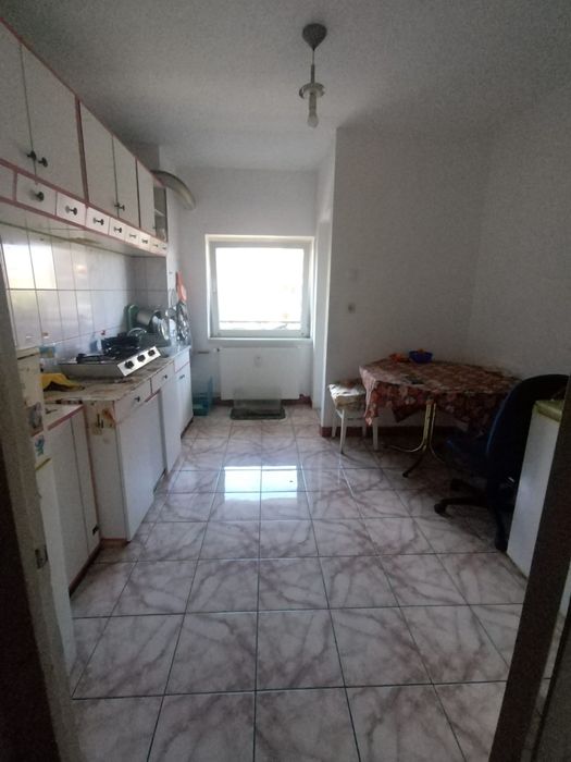 Închiriez apartament cu 3 Cameri
