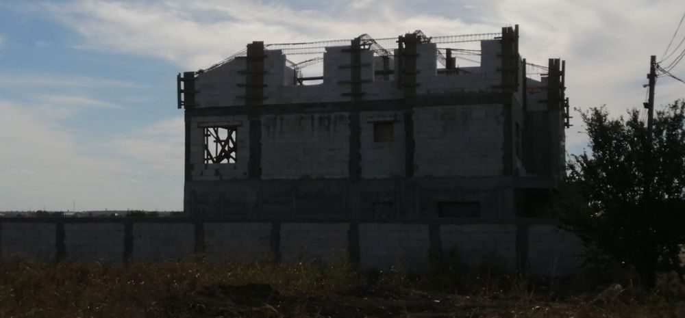 Executam lucrări în construcții case la rosu,placări  etc