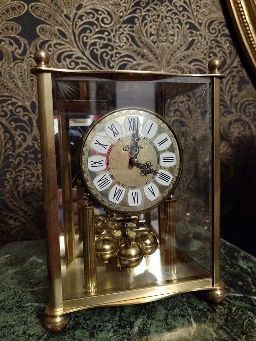 Un superb ceas de birou,șemineu aniversar cu întoarcere la un an mecan