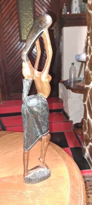 Дървена фигура на жена