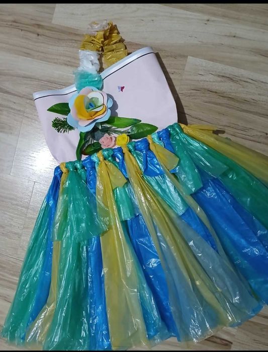 Rochie din materiale reciclabile pt fetite,mar 4-6 anii