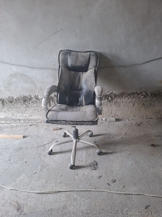 Kreslo sotiladi xolati rasmdaqa xech qaeri sinmagan