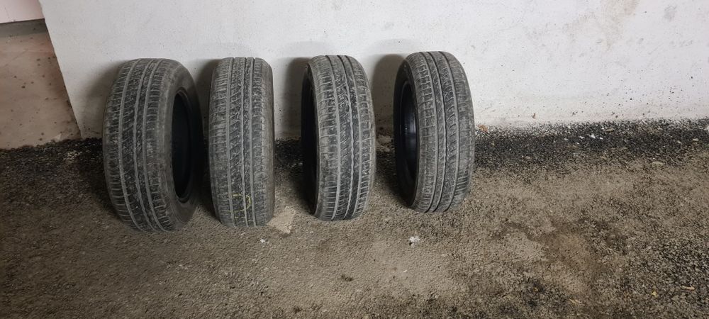 Продавам 4 летни гуми Пирели 185/65 R15, запазени.