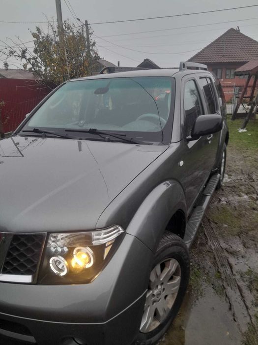 Vând Nissan Pathfinder