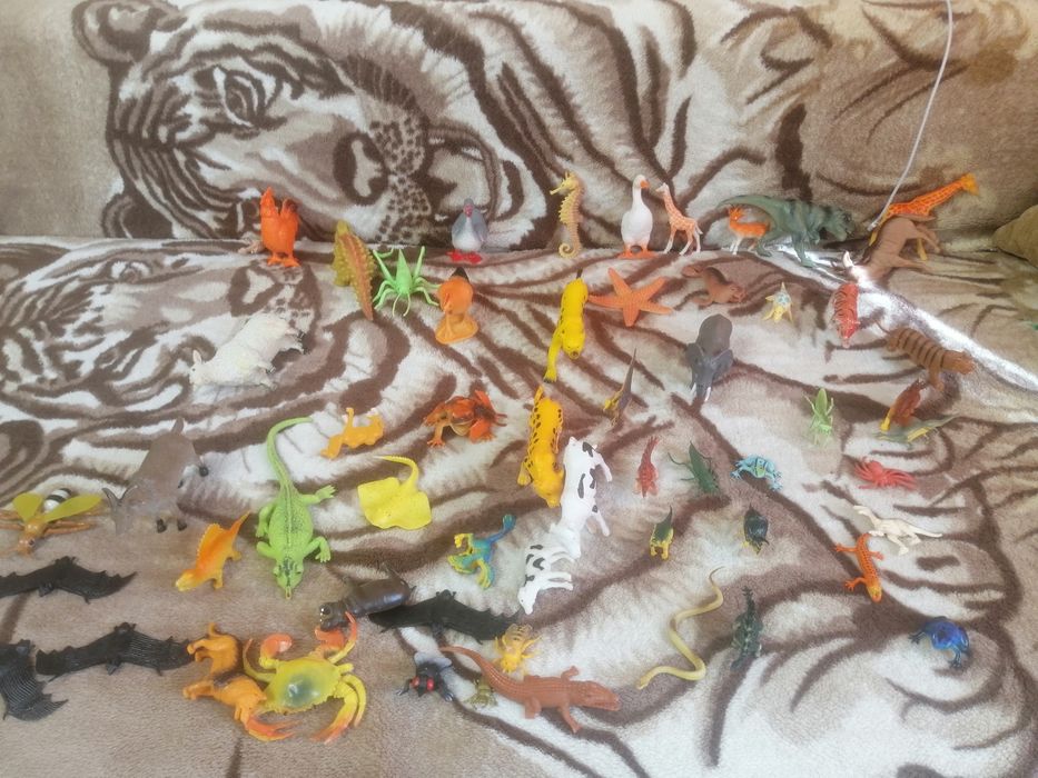 Много игрушек зверей