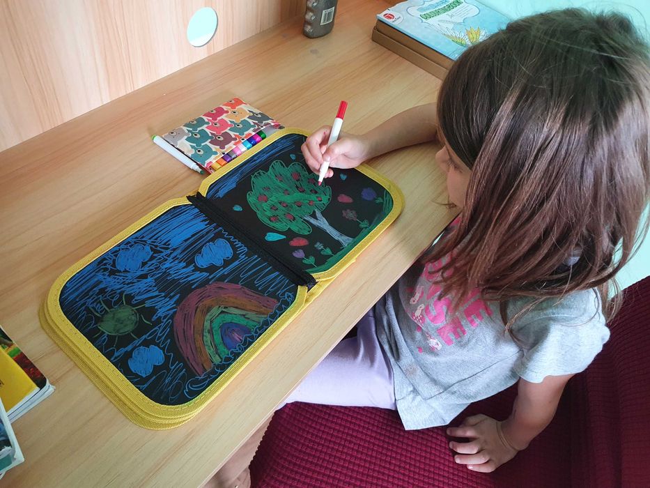 Carte de colorat  cu pagini reutilizabile ce se pot sterge