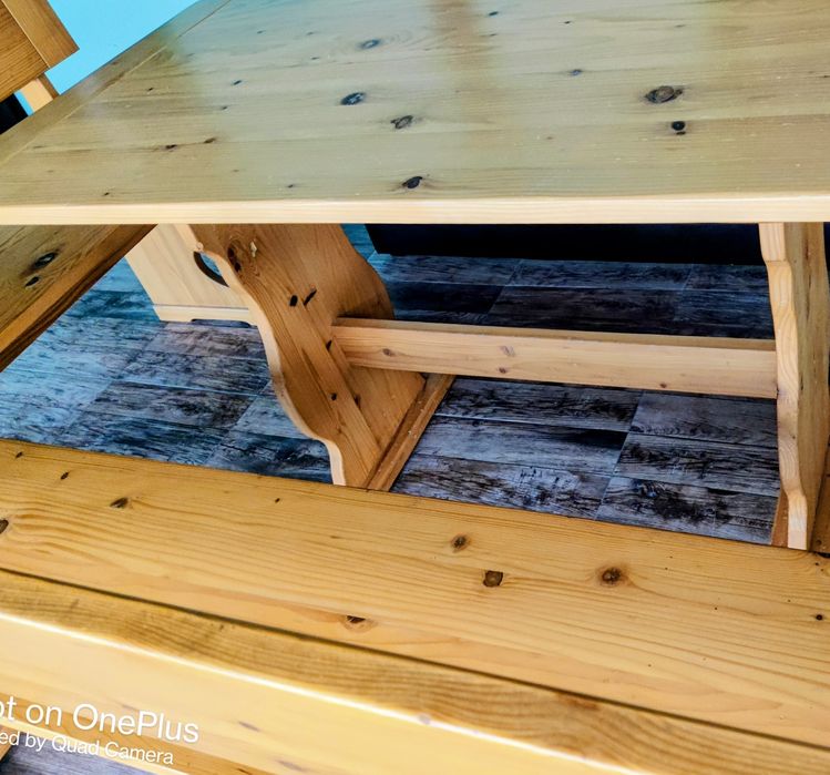 Colț de lemn și masă