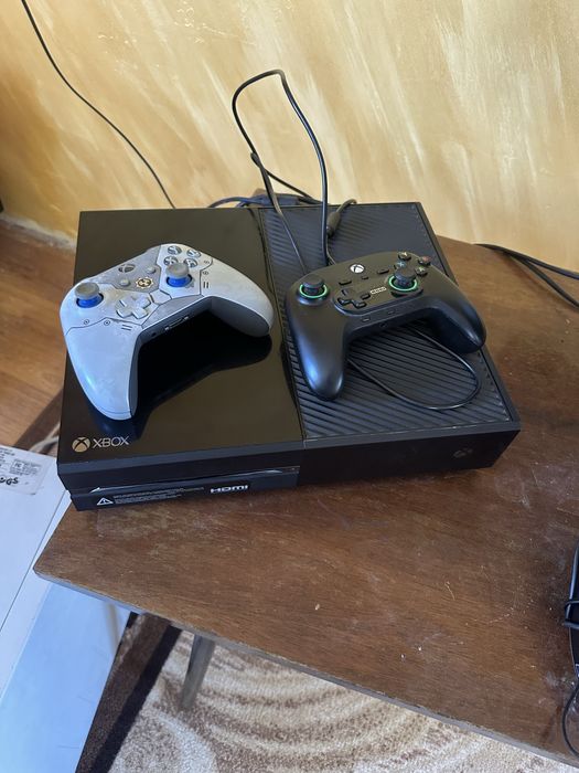 Xbox one +2  контролера + 6 игри