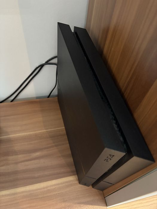 Продавам плейстейшън PS 4
