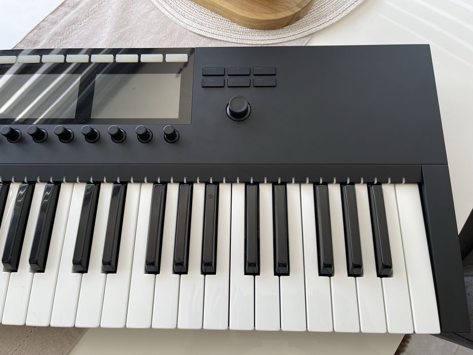 Midi клавиатура Native komplete kontrol s49 mk2
