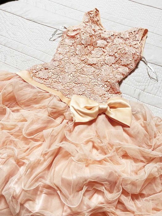 Вечернее открытое платье со шлейфом