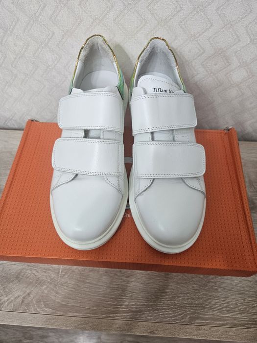 Кроссовки Tiffany  новые 38р