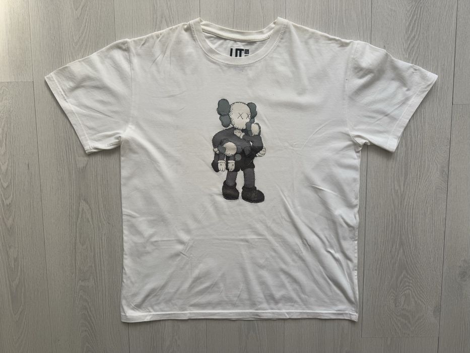 Продам футболки Uniqlo x Kaws