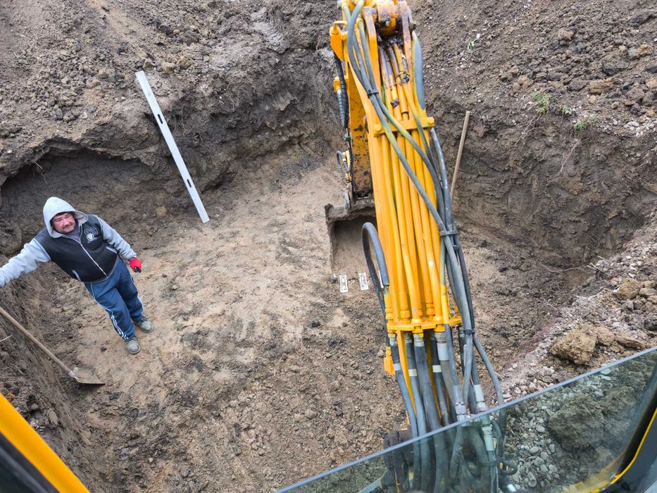 Mini excavator de închiriat,săpături șanțuri ,fose septice,canalizari