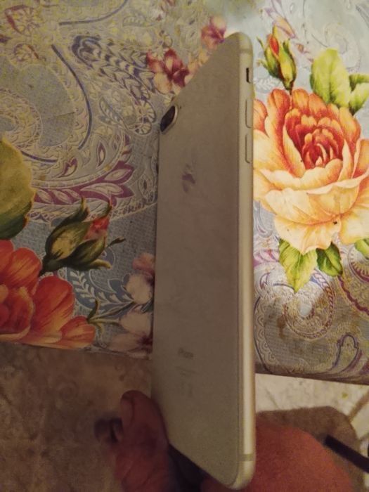 Продам телефон айфон