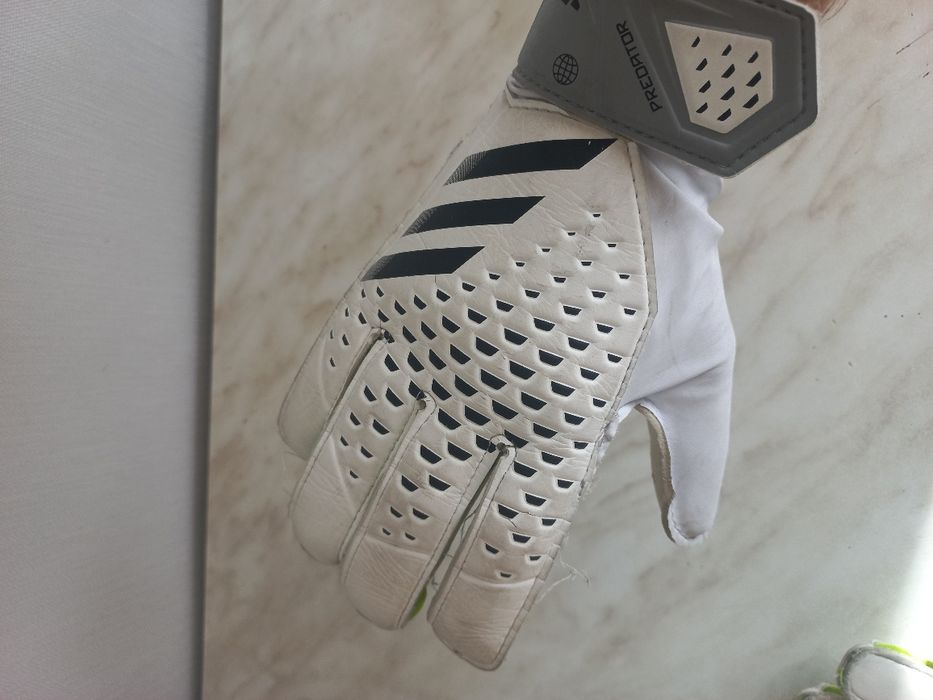 Футбольные перчатки predator Adidas